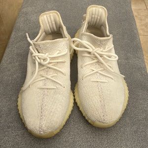 Authentic adidas Yeezy Boost 350 V2
Cream/Triple White